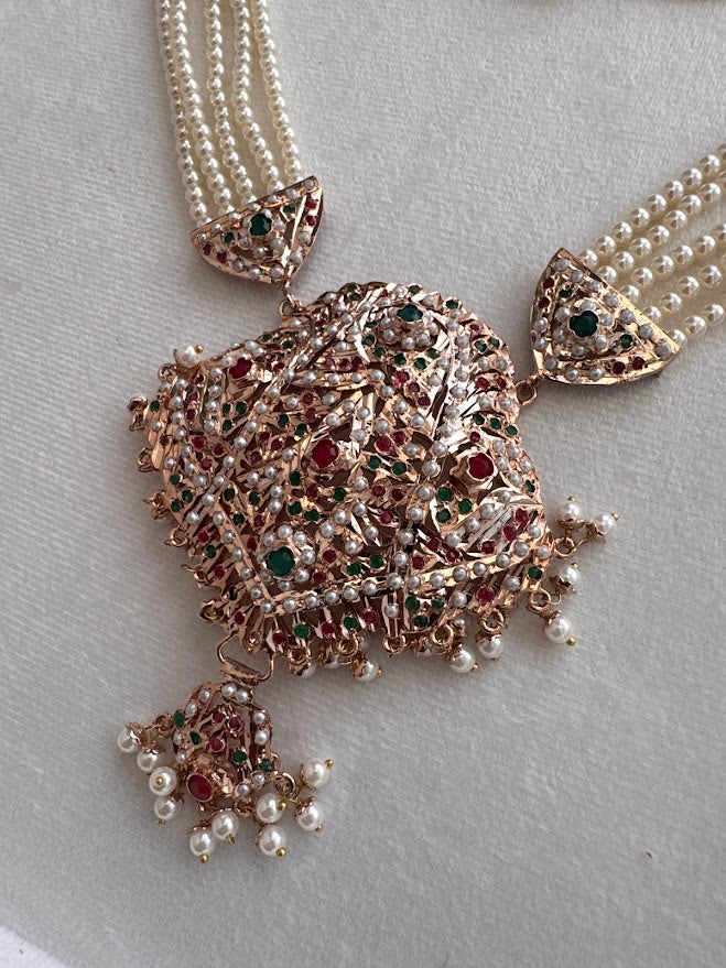 Nilofer Rani Haar and Earring Set