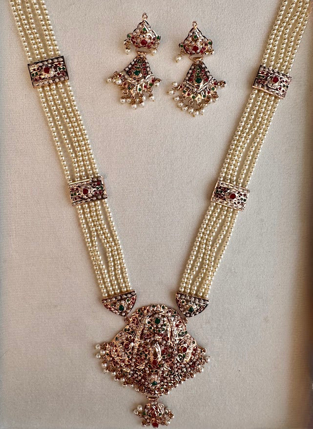 Nilofer Rani Haar and Earring Set