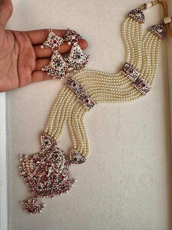 Nilofer Rani Haar and Earring Set